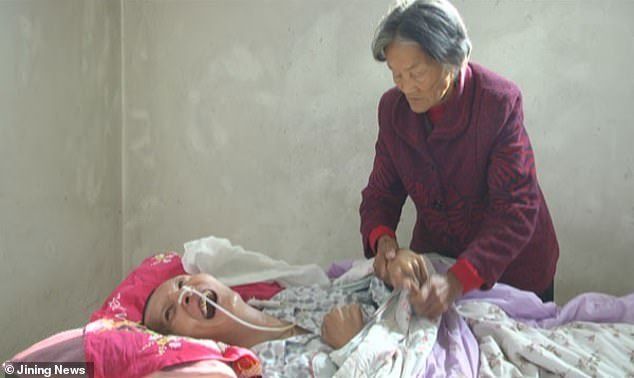 Çində kişi 12 ildən sonra komadan ayılıb