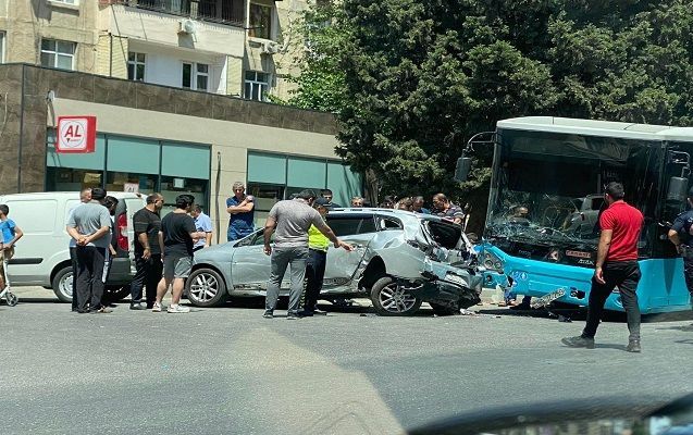 Bakıda avtobus ağır qəza törətdi: yaralananlar var - FOTO
