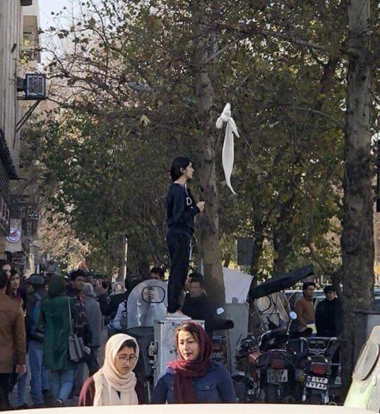 İrandakı mitinqdə qadın baş örtüyünü açdı! - BU ŞƏKİLƏ GÖRƏ İRANDA İNTERNET KƏSİLDİ - EKSKLÜZİV