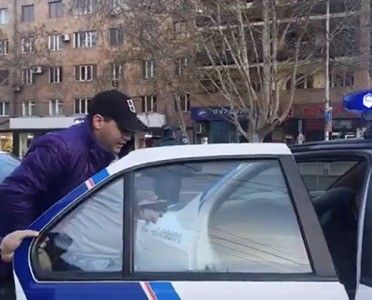 Polis Yerevanda divarlara "SaxtaNikol" şüarı yazan gəncləri saxlayıb