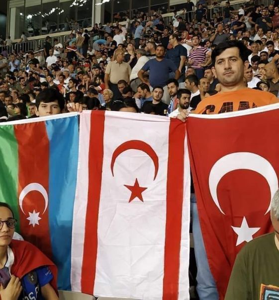 "Qarabağ-Apoel" qarşılaşmasında türk bayrağı! - Erməni bayrağına qarşılıq verildi EKSKLÜZİV - FOTOLAR