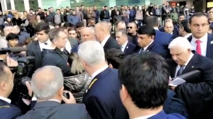 Prezident “28 May” stansiyasının qarşısında sakinlərlə görüşdü (VİDEO) - VİDEO