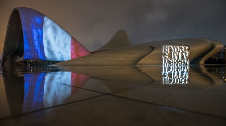 Fransa bayrağı Heydər Əliyev Mərkəzinin binası üzərində - FOTO