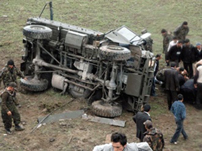 Ermənistanda avtomobil aşdı, 3 hərbçi yaralandı