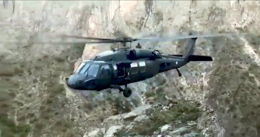 Türk pilotdan İNANILMAZ MANEVR: Helikopteri tək təkər üzərinə endirdi - VİDEO