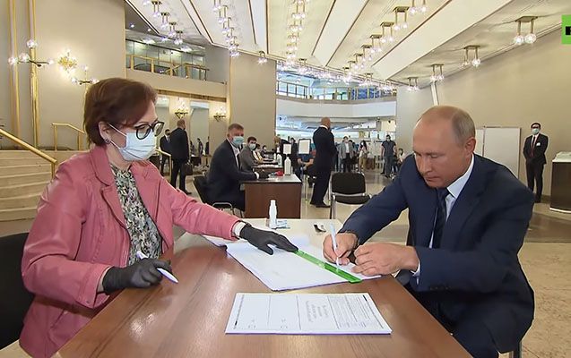 Putin referendumda səs verdi - Video