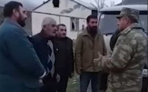 Azərbaycan zabiti Ağdamın Gülablı kəndindən köçən ermənilərə yardım edir