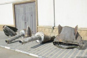 Düşmənin Azərbaycana qarşı istifadə etdiyi “İskəndər” raketlərinin qalıqları nümayiş etdirilir