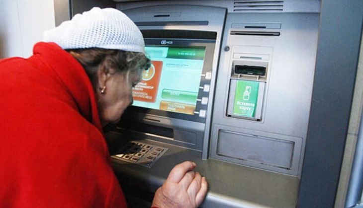 Bankomatdan pul çıxaran 62 yaşlı qadına qarşı quldurluq edildi