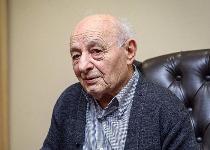 95 yaşlı rektoru vəzifəsindən azad edildi