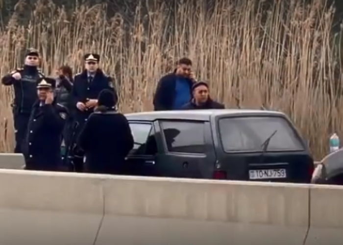 Yol polisinin saxladığı sürücü qəfil öldü - Video