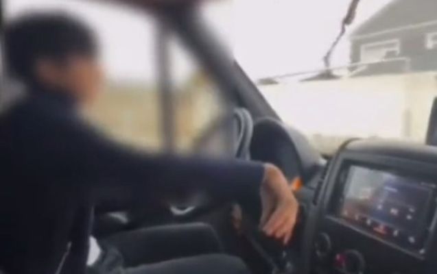 15 yaşlı uşaq avtobus sürdü, atası cəzalandırıldı - Video