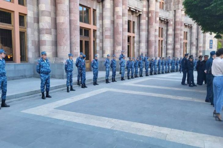 İrəvanda hökumət binası önündə polislə etirazçılar arasında qarşıdurma baş verib