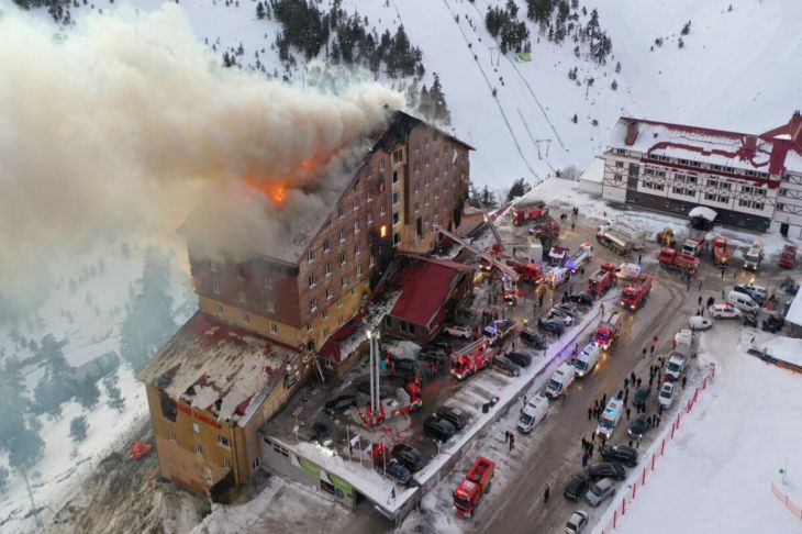 Türkiyədə hoteldə yanğınla bağlı həbs edilənlərin SAYI ARTDI - İki məmur da həbsxanaya göndərildi